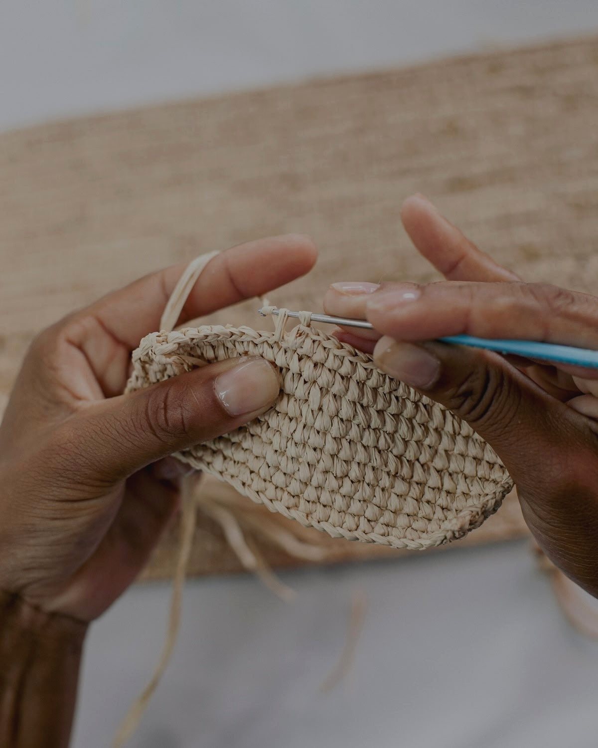 Handen vlechten raffia in Madagaskar